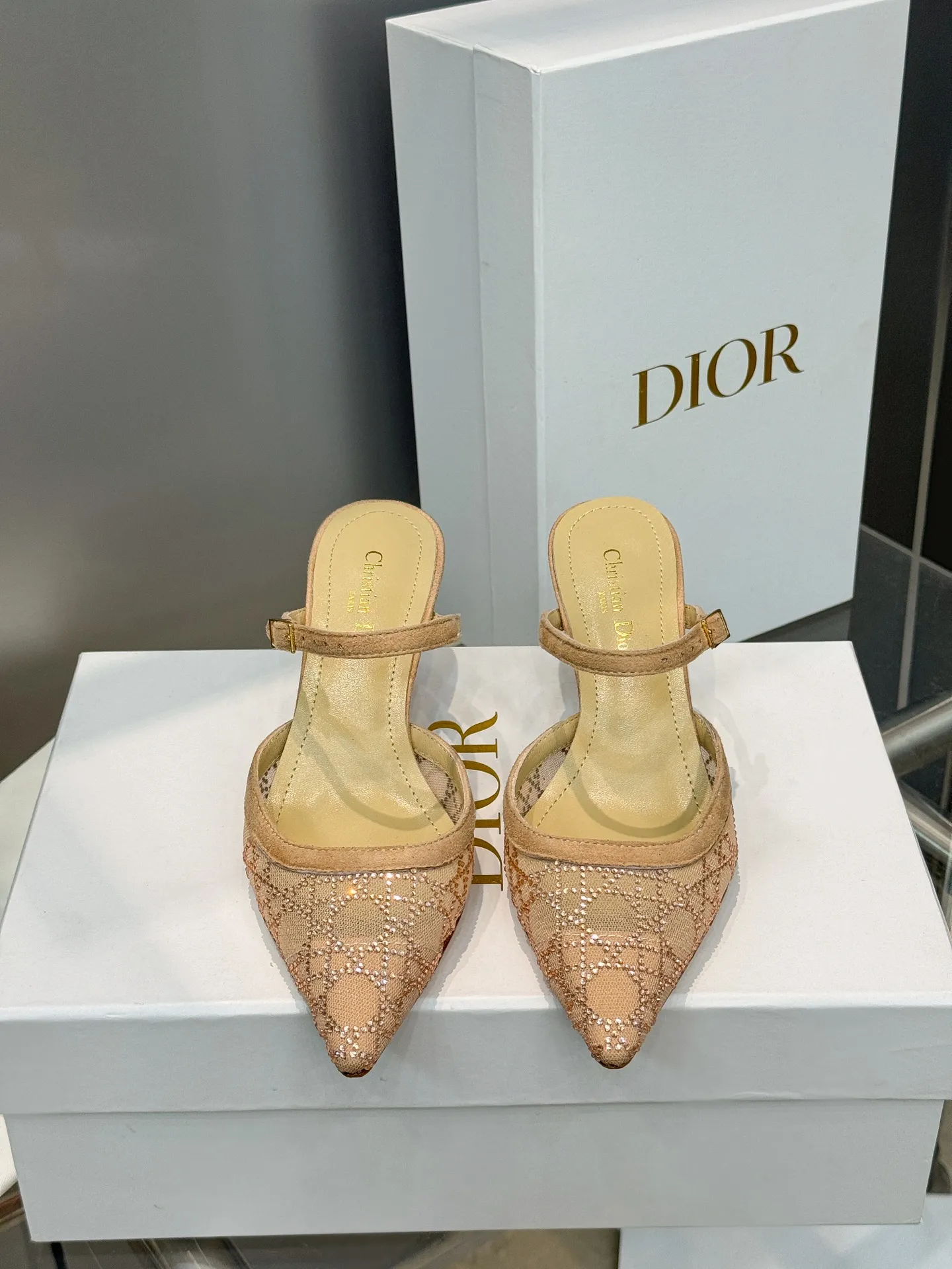 👟👟Ex-factory price 580👟👟 Dior 2025 spring and summer catwalk new style bling...bling...crystal shoes Capture series high-heeled women's shoes Star-same rhinestone square toe cannage pattern cat heel slip-on sandals The top high-end version on the market Exclusive sale Material: Original custom mesh inlaid with hot Australian rhinestones + water-dyed sheepskin feet + original molded hardware buckles + Italian leather outsole Heel height: 6.5CM/9.5CM size: 34-43 (34.40.41.42.43. Customized, non-refundable)